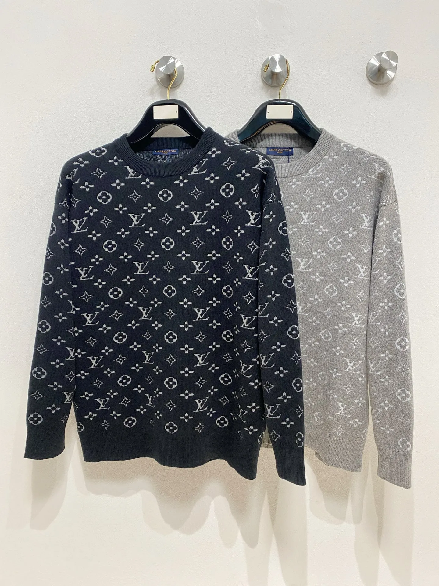 🅿️440 LV 2025 new wool blended round neck long sleeve sweater cardigan bottoming sweater, high-end version! The custom-made fabrics at the counter are highly breathable and comfortable, with impeccable details and brand element design concepts, reflecting high quality. It feels delicate and soft! It presents a casual cut and the upper body shape is great! 🐉Code size: M-3XL